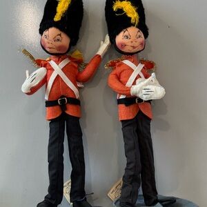 Vtg ANNALEE 1987 Set Of 2 British GUARD Queen 20" TALL Christmas Soldiers #7562